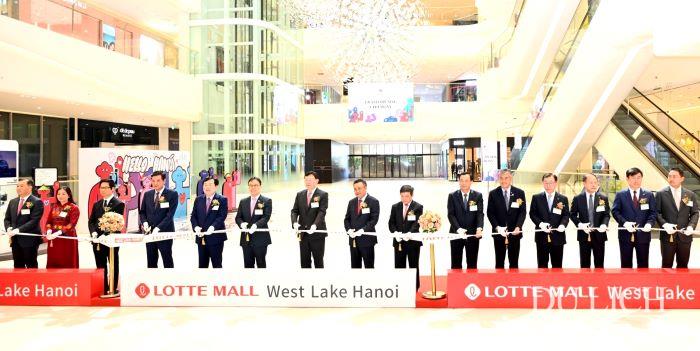 Các đại biểu cắt băng khai mạc Lotte Mall West Lake Hanoi